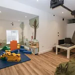 Dubs Luxury Family Pod *
